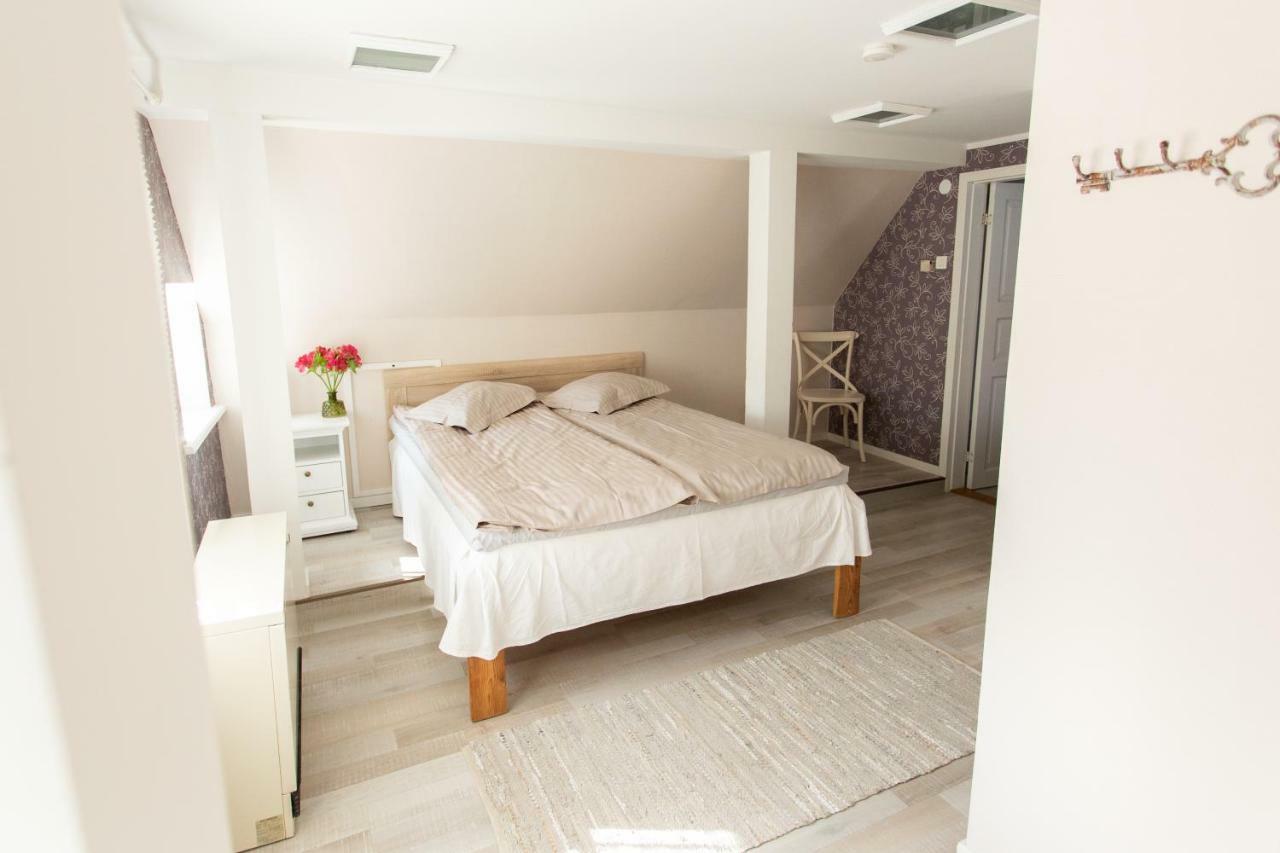 Suviste Guesthouse Kuressaare Exteriör bild